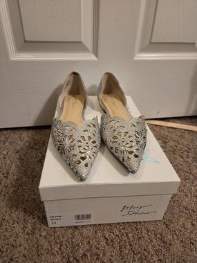 Betsey Johnson Silver Floral Cutout Pointed Toe Flats Size 11